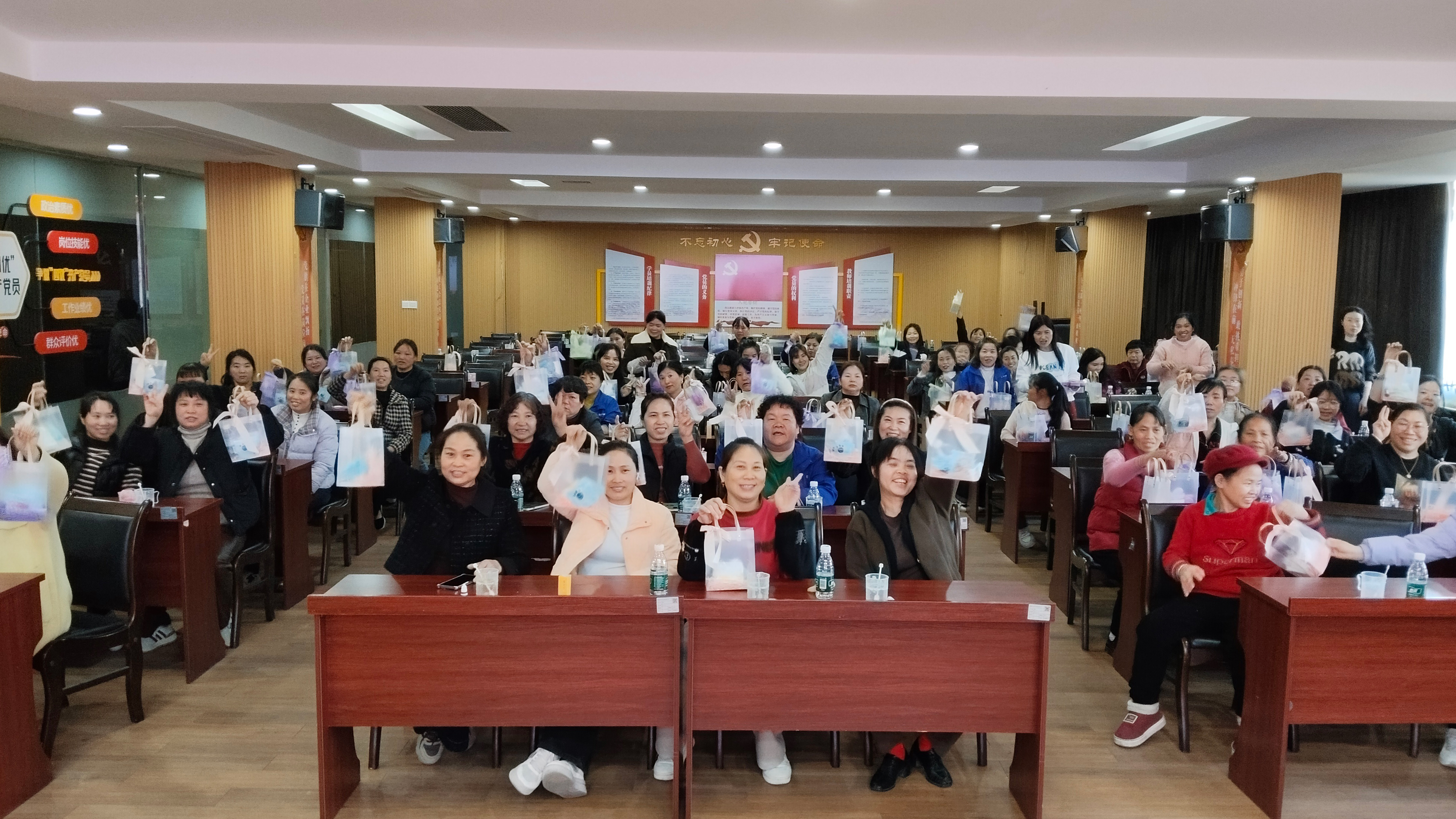 巾幗綻芳華·匠心筑美好｜優(yōu)安納傘業(yè)舉辦“三八”婦女節(jié)主題活動